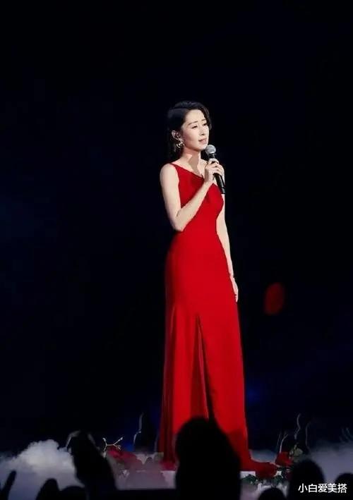小白爱美搭|刘敏涛真没明星架子，一身紧身长裙好性感，唱歌时小表情太有趣了