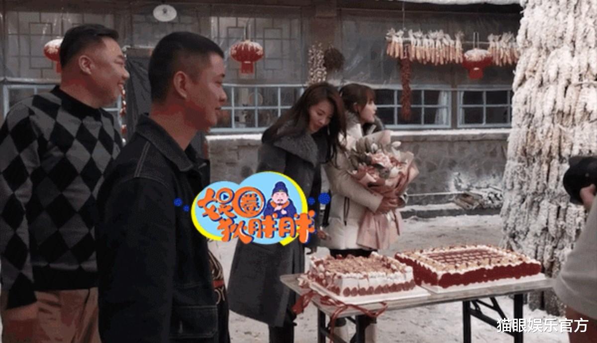 张嘉倪|姐妹情深！刘涛张嘉倪新戏杀青，两人互相嬉戏打闹，还嘴对嘴亲吻