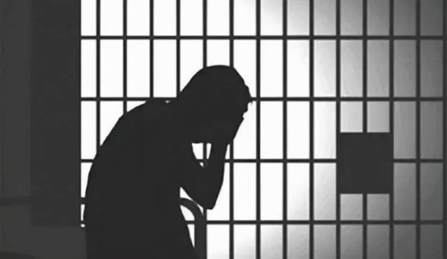 遭雷击烧死,下葬两年后死而复生,警察:死者是谁