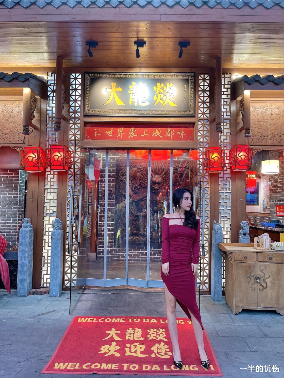 姐姐|成熟姐姐爱拍照，大红紧身低胸裙，曲线婀娜迷死人