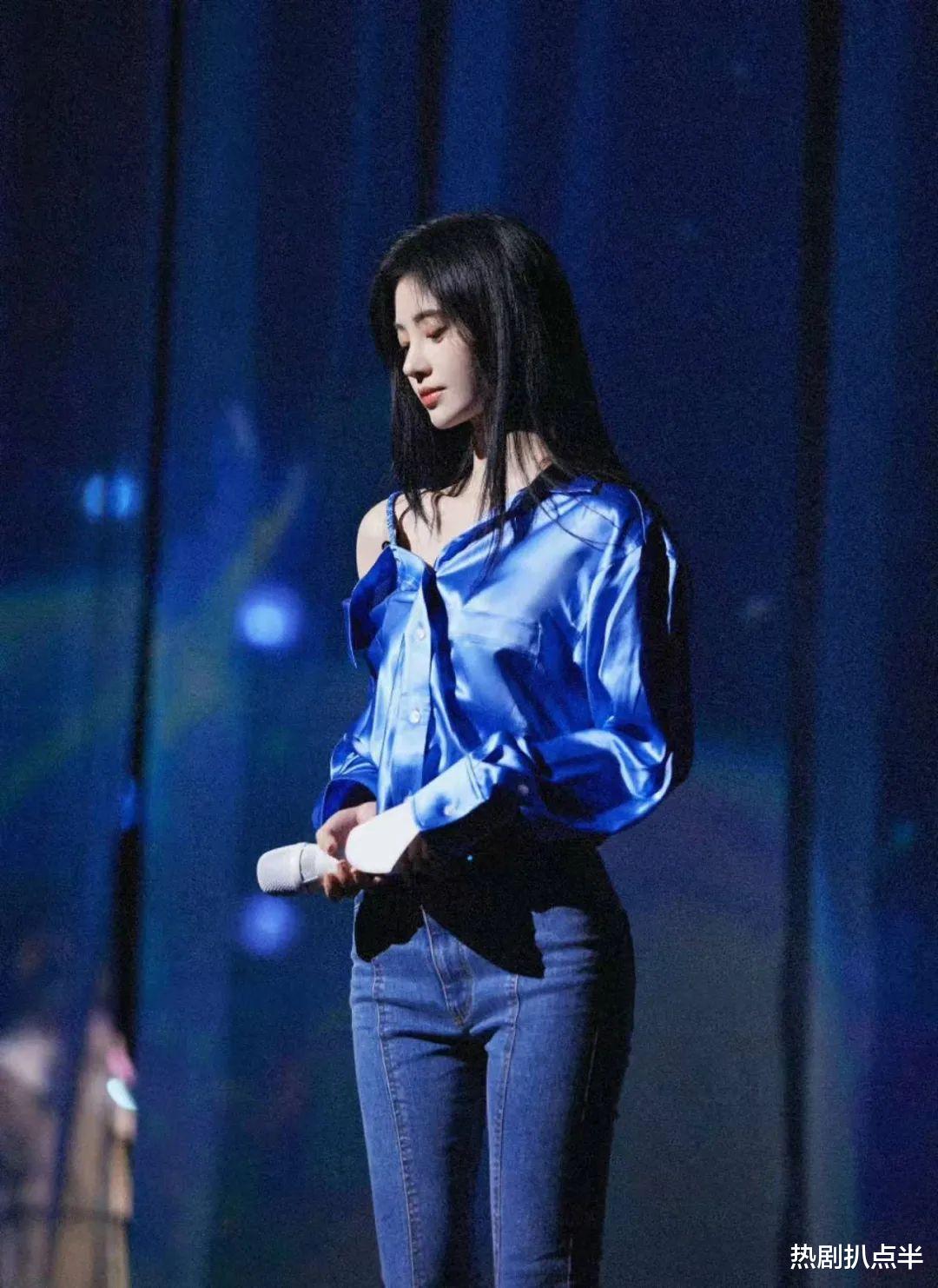 鞠婧祎|牛仔裤别乱穿,鞠婧祎最新彩排照显腿粗,刘亦菲仿佛有“大象腿”