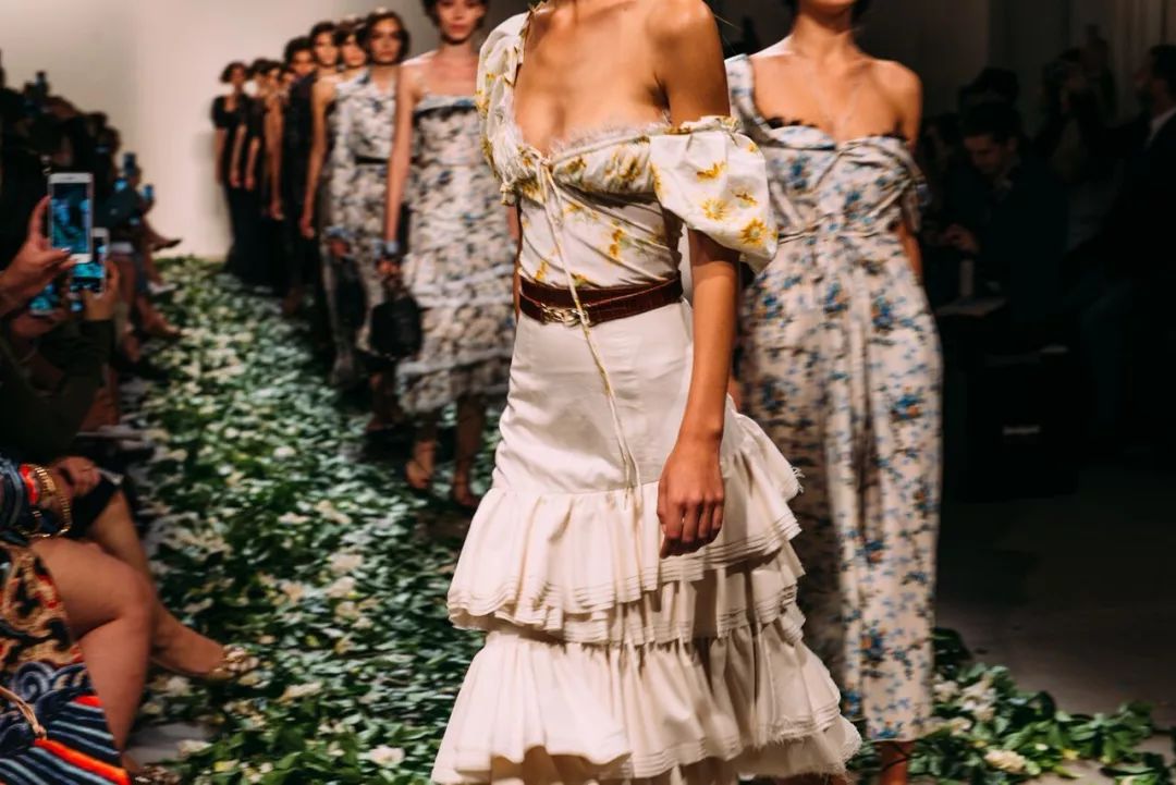 纺织服装时尚内参|今年夏季女装流行方领，一定要够大够宽才时髦~