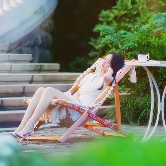 时尚风行派|赵丽颖从85花中脱颖而出!穿抹胸裙变迪士尼公主,每一帧不输大片