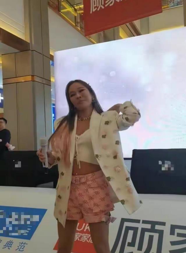 国际电影节|温岚商演场地简陋观众冷清，面容僵硬疑似撞脸萧亚轩，处境尴尬