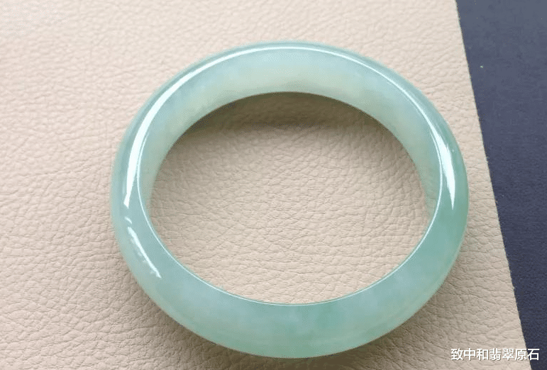 翡翠|土豪花10万盘下60公斤的原石，竟切出数百支晴底手镯，瞬间豪上加豪！