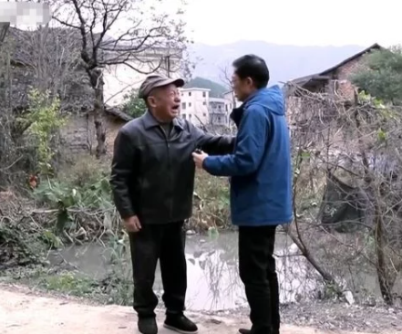 主持人|《快本》首位男主持人现况，头发乌黑精气神十足，与农夫侃侃而谈