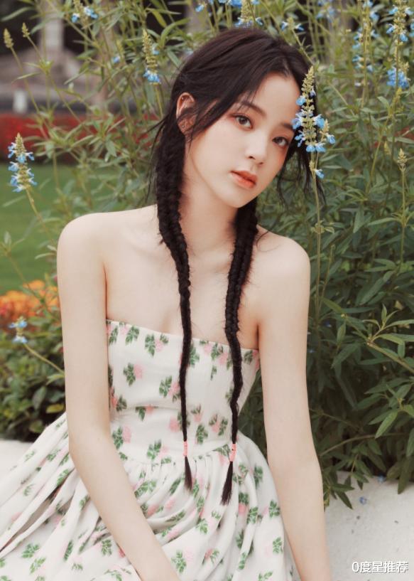 0度星推荐|欧阳娜娜美成超模?换黑长直发型如“整容”,性感打扮太圈粉