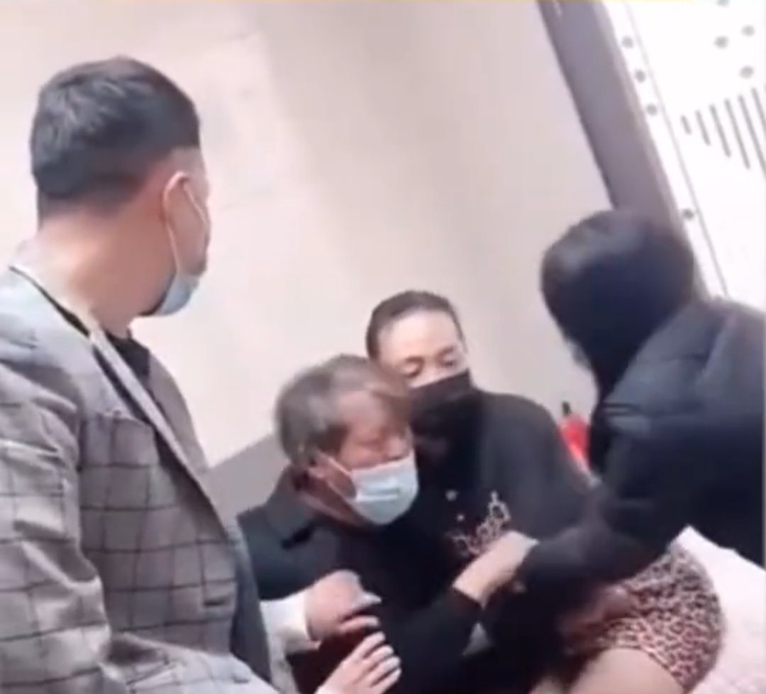 儿女想辞退穿豹纹短裤丝袜的保姆,老爷子的做法,让网友一目了然