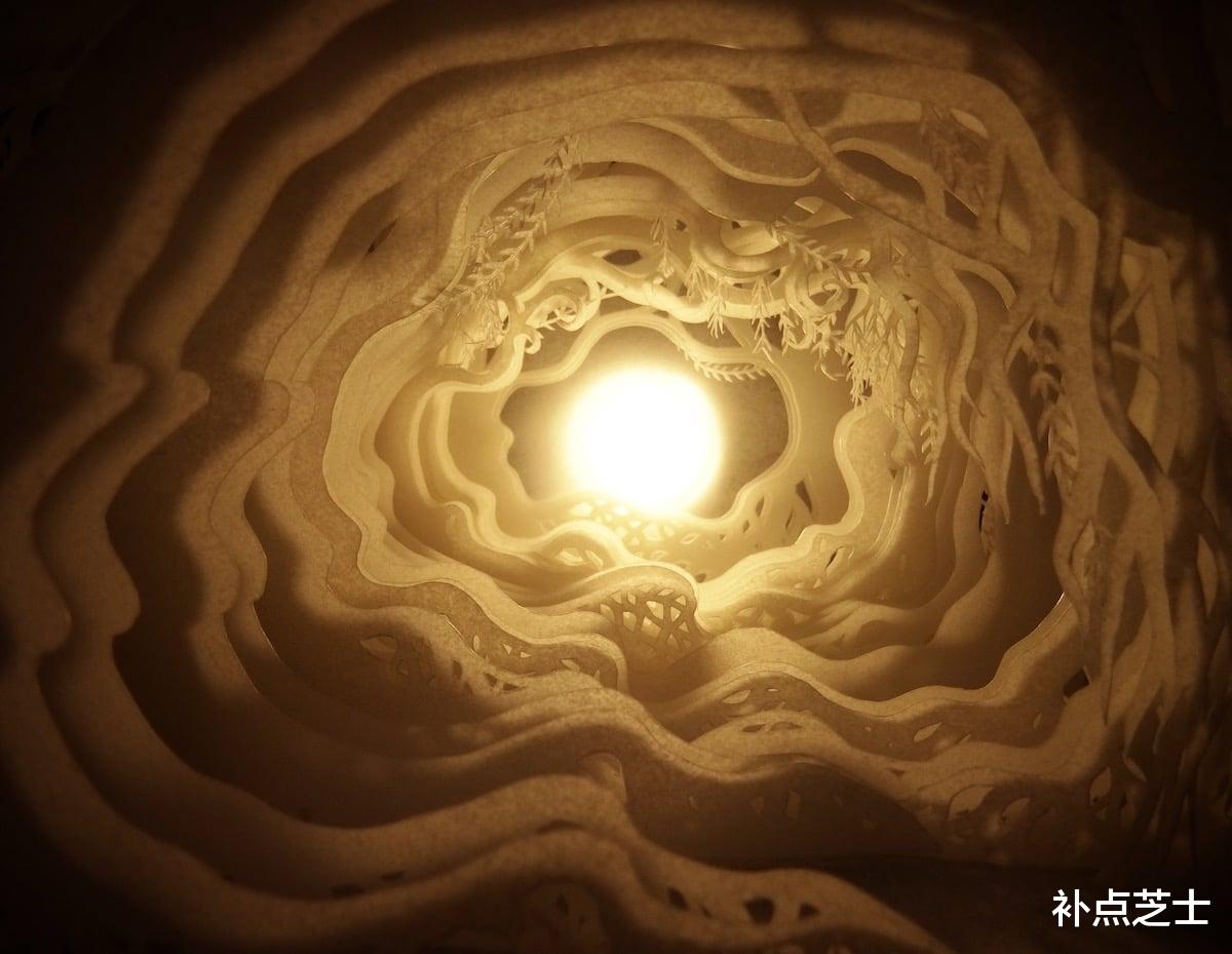 补点芝士 完全由白纸构成的城市，艺术家用剪纸打造出净化心灵的场所