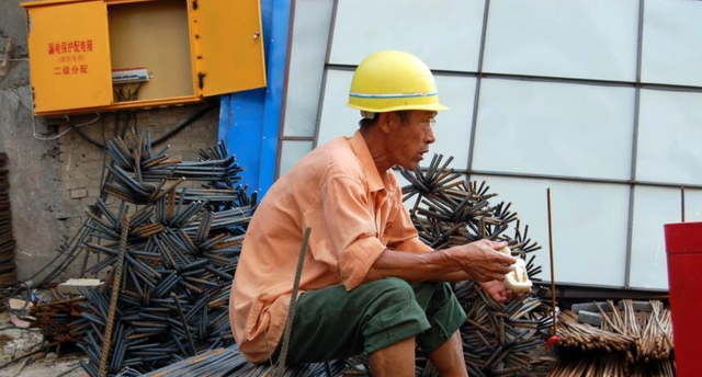 一头小居居 农民工一家在外打工,看着挺挣钱,为啥遇上事三五万都拿不出来