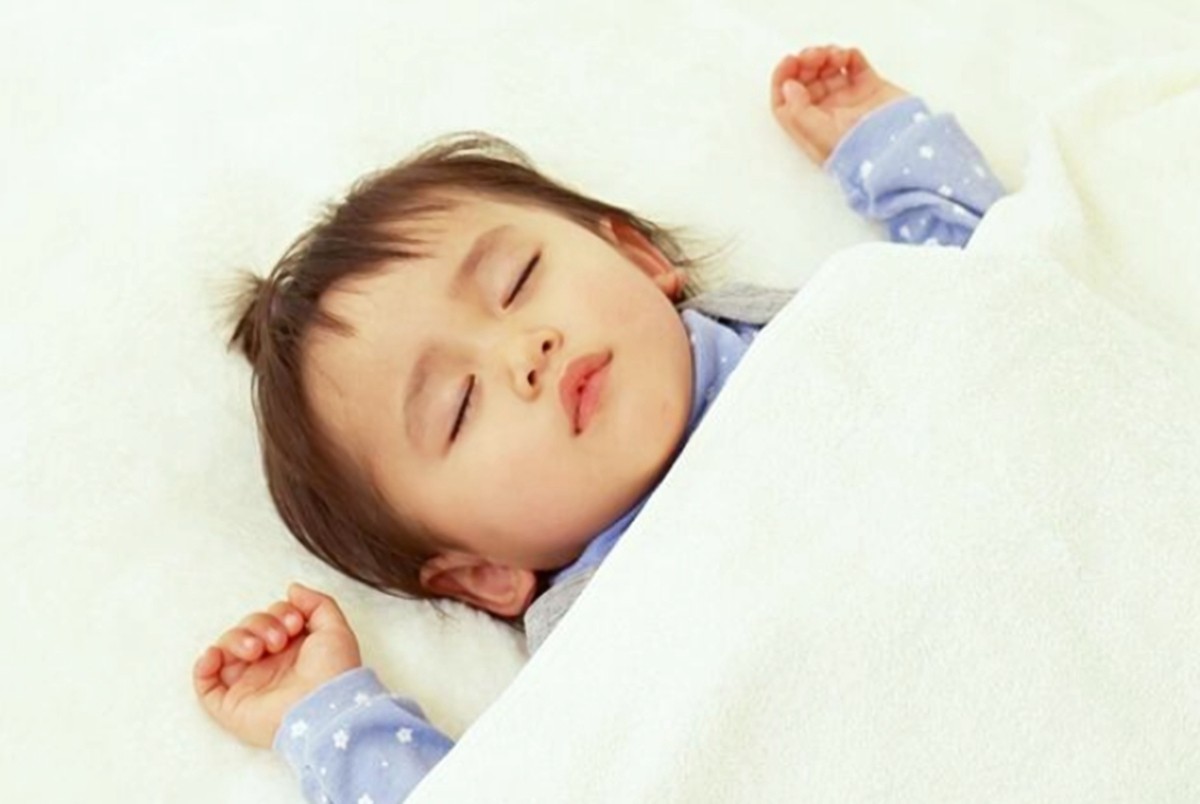 尹汪栎的小世界|宝宝睡姿“暗藏玄机”，三种睡姿优劣势分析，看看你家娃是哪种？