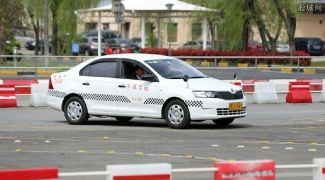 携北爱聊 小伙因为长得磕碜,考科目三被全员恶意踩刹车,下车后打伤安全员