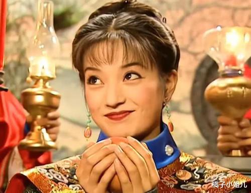 小燕子|小燕子和紫薇同时成亲，谁注意令妃送苹果的顺序？地位差别太明显