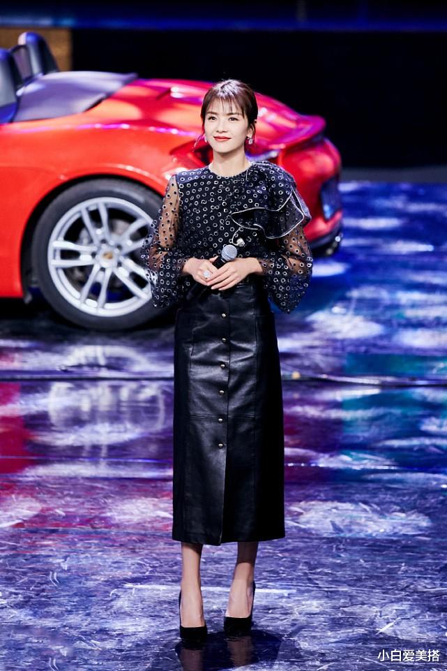 秦海璐|刘涛和秦海璐是好姐妹，一同穿黑裙参加活动，展现成熟女人的魅力