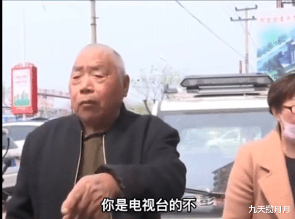 老人霸占楼梯五年，想上楼就交30万过路费，十几名业主有家不能回