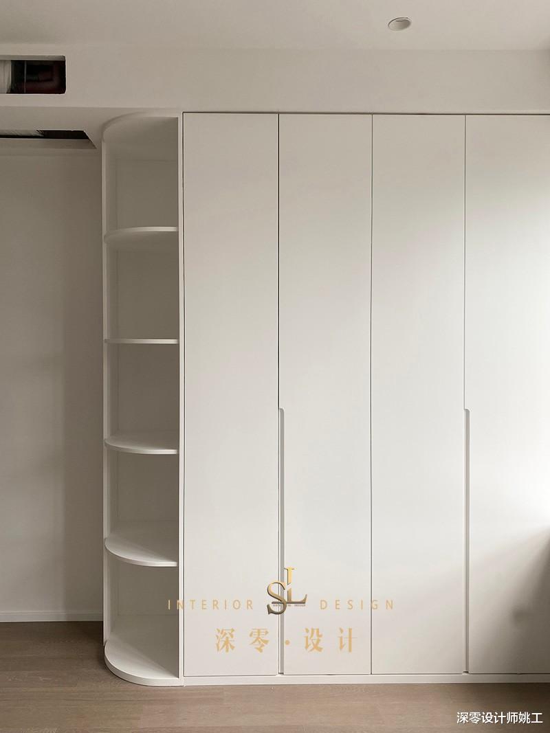 老年小妙招|说成教科书不为过，133㎡精装房，客餐整面打柜子，收纳足不压抑