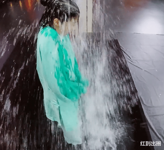 关晓彤|《王牌》作弊惹众怒!导演不敢得罪章子怡,关晓彤却被冷水淋到脱妆