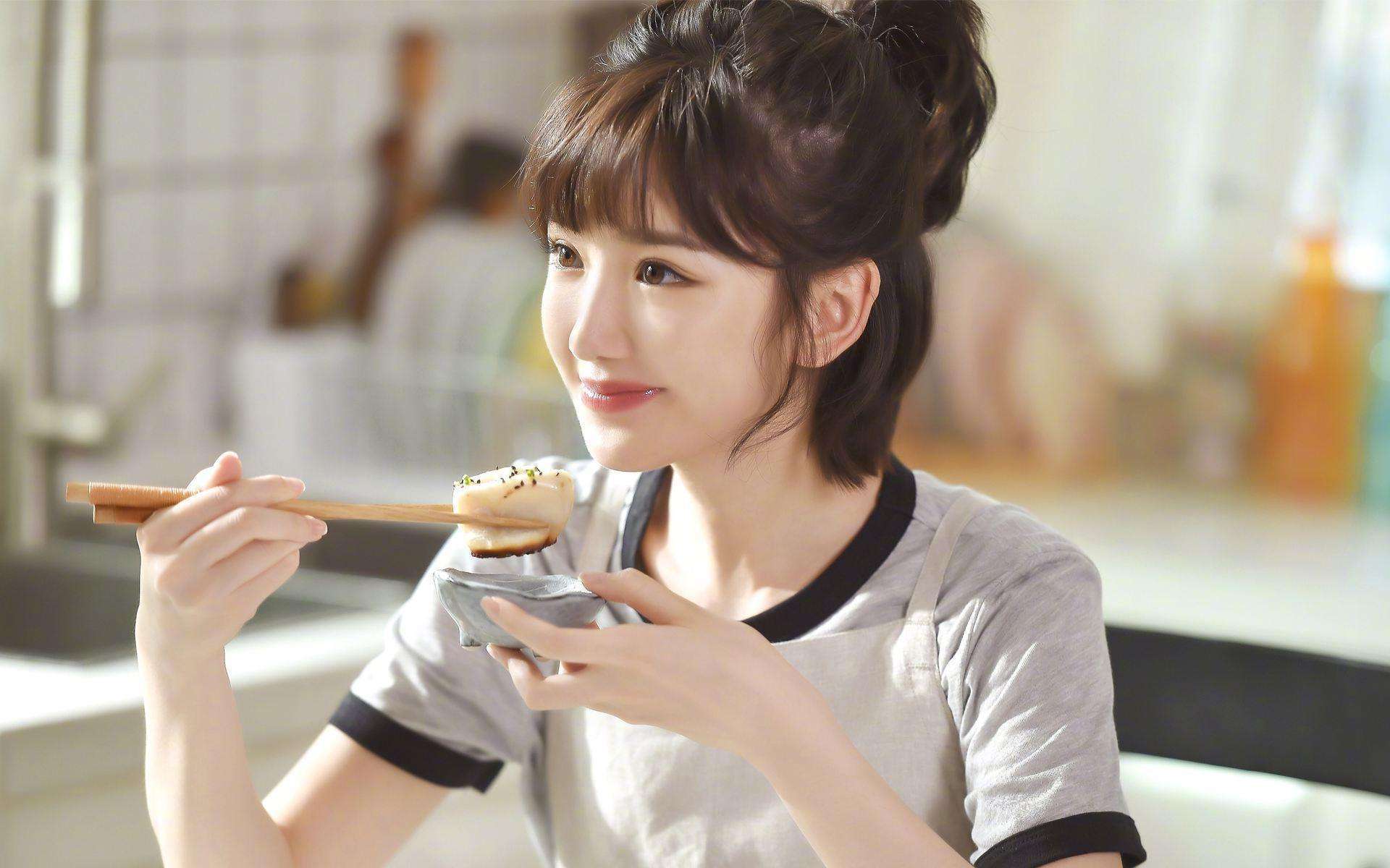 陈翔|陈翔与俩美女深夜在酒吧嗨玩，身材发福挺肚腩，吞云吐雾沉浸其中