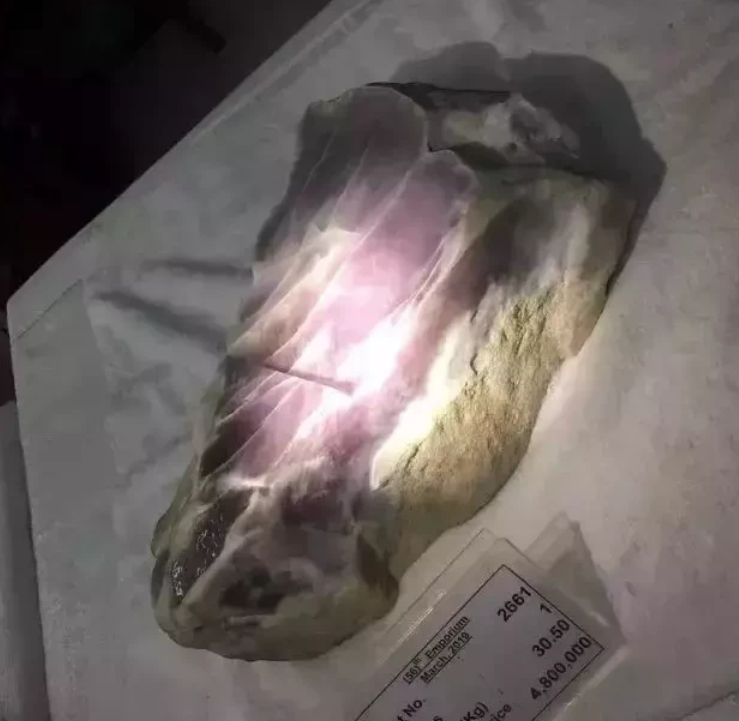 标王|第56届缅甸翡翠公盘好料子也太多了，黑马如云，准标王却拉垮了！