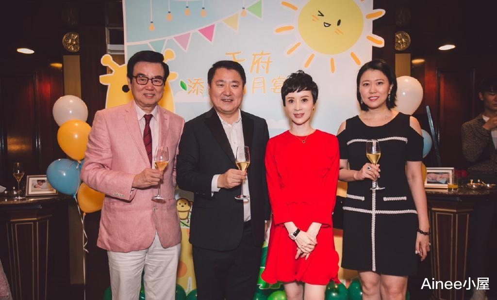 Ainee小屋|奔五的金巧巧身材没走样，穿露肩吊带裙也看不出赘肉，还挺嫩的