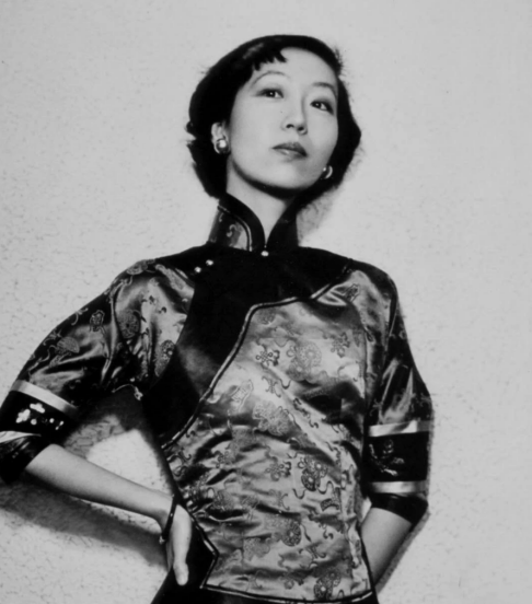 赵雅芝|66岁赵雅芝豪宅开派对，老公的尺度惹非议：你装淡定的样子，真令人心疼