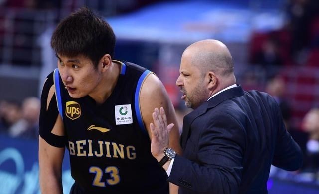 嘟小薯 北京首钢坏消息!内线大将遭遇重伤,或加盟江苏投奔李楠