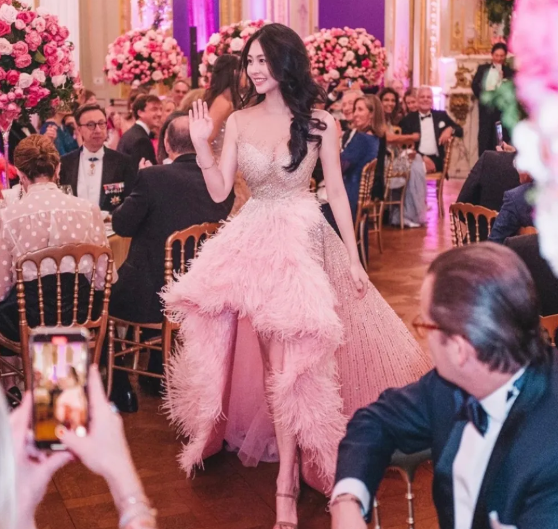 沈月|袁咏仪儿子神颜曝光！网友疯狂被圈粉：弟弟快出道吧！