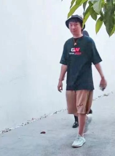 王思聪|王思聪现身餐厅，同行仨妹子统一穿女高中生制服，这是办校园主题派对？