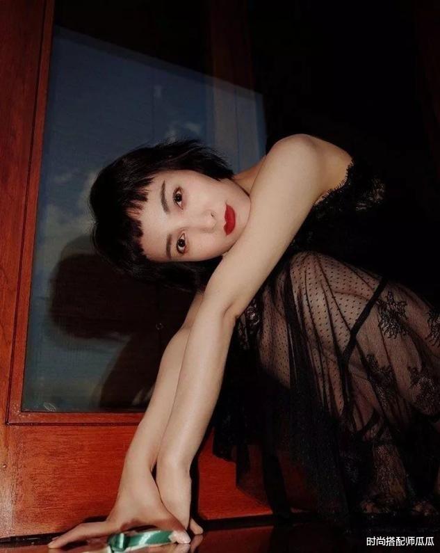 明星|?减肥成功的吴昕真惊艳！一袭白色连体衣高级时髦，大长腿真抢镜