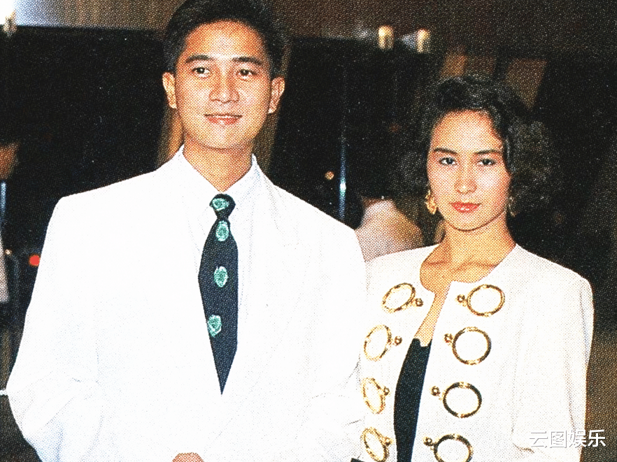 何超琼|何超琼低调参加聚会，与李嘉欣夫妇同场不同框，一身黑衣尽显优雅