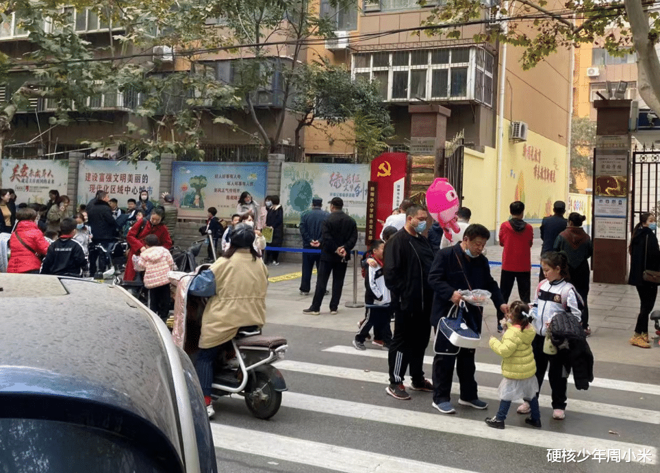 广西女子雨中骑行,衣服裤子全部湿透,分不清脸上是雨水还是泪水