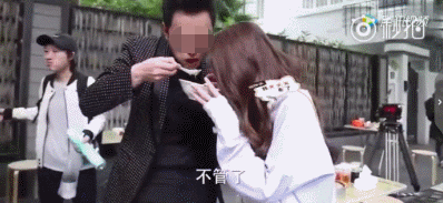 于晓光|?比林生斌还恶心的渣男出现了!搂美女坐大腿:还能再不要脸点吗