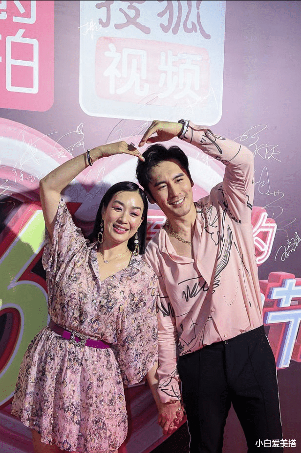 小白爱美搭|钟丽缇和张伦硕穿情侣装,秀恩爱甜蜜“比心”,两人哪有年龄差