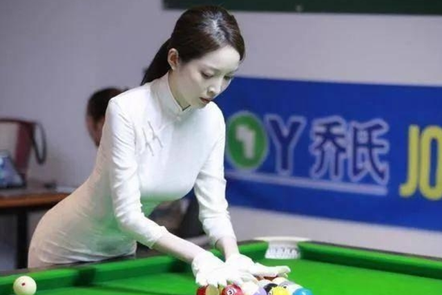 运动|28岁美女台球裁判，身穿旗袍，大秀凹凸身材，运动让她更有魅力