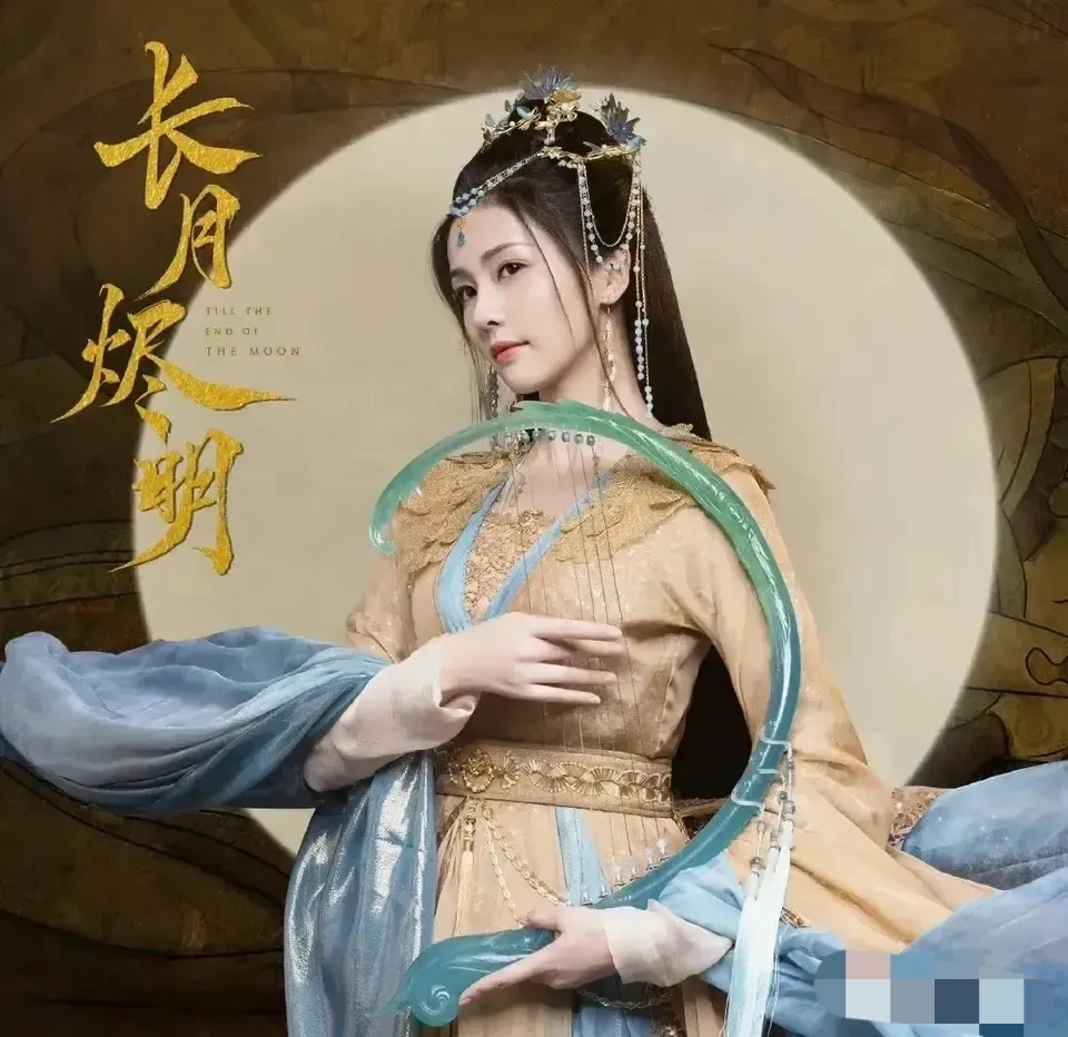 迪丽热巴|白鹿鞠婧祎头戴很多珠子，一个大气自在一个像端着的