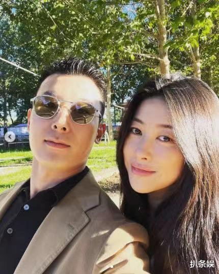 朱珠|朱珠出月子后与好友一同逛街，卷发红唇辣妈范十足，当妈后更漂亮