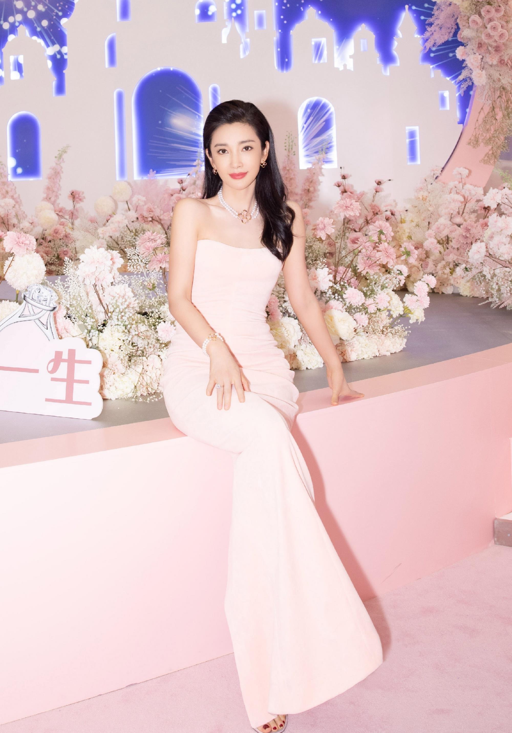 何洁|李冰冰身材真令人羡慕！穿粉色鱼尾礼服腰身婀娜，筷子发簪有点仙