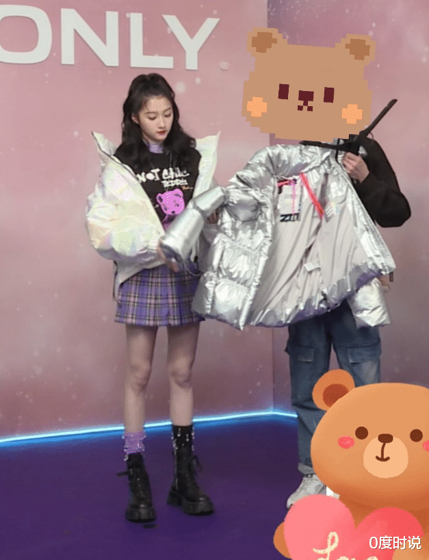 赵英俊|关晓彤终于对“三分裙”下手了，看到她坐下那刻：大长腿无处安放