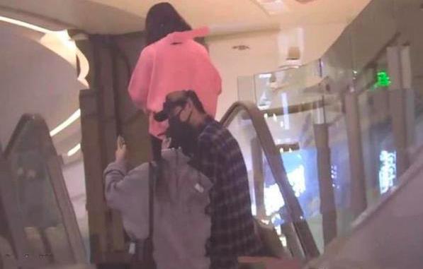 李湘|他俩亲上了?终究是黄晓明错付了……