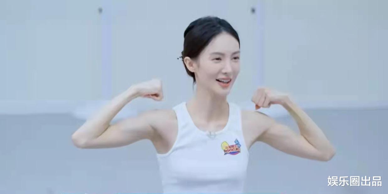 金晨|金晨秀四块腹肌,对着镜头做健美动作,网友:“正能量满满”