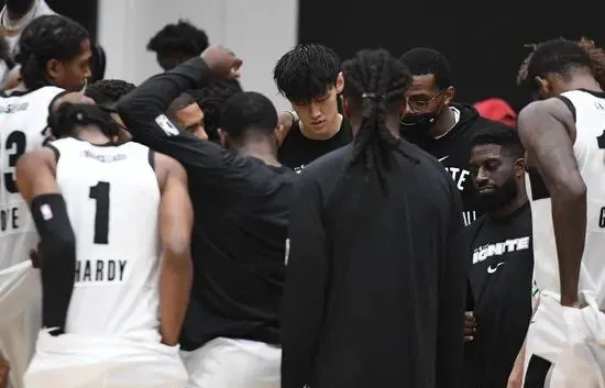 徐杰|4分钟0分！曾凡博又伤了！一年4次受伤！这是他进NBA的最大障碍