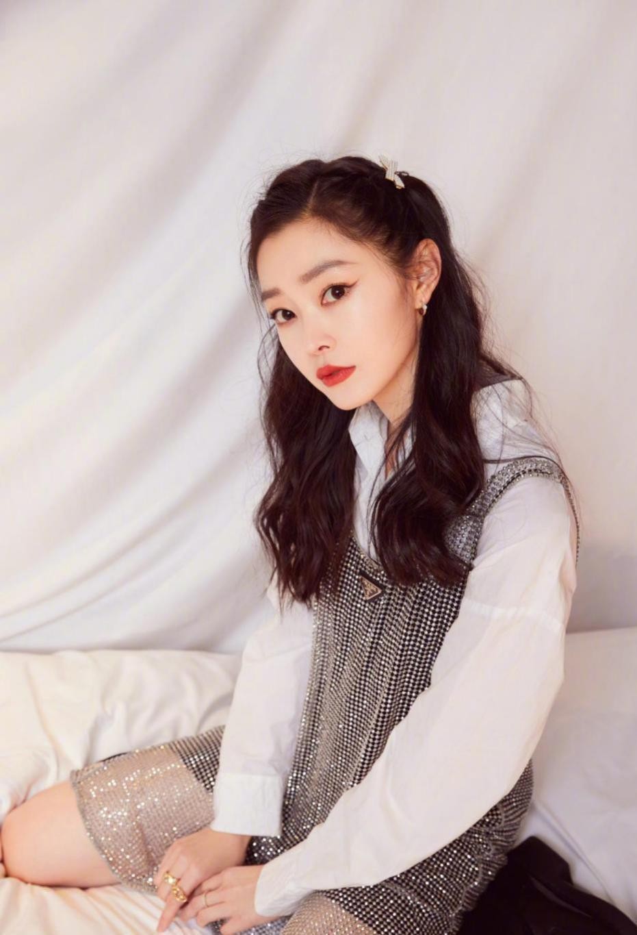 潮流搭配师甜甜|宋轶穿亮片裙都这么乖巧，拿荷叶凹造型真可爱，谁想到她已经30+