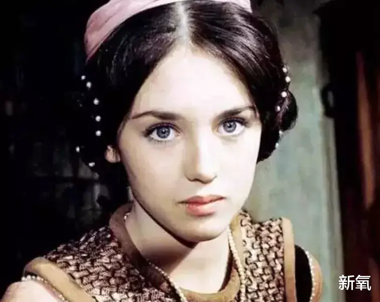 赵露思|千万级网红被吹爆的神比例生图翻车，去掉美颜滤镜秒变大头娃娃？