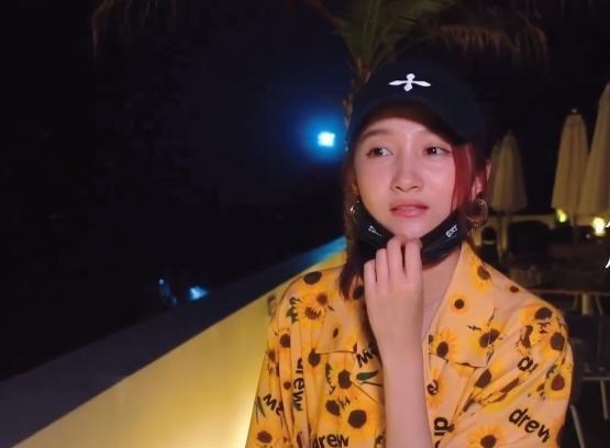 关晓彤|关晓彤：假期吃吃喝喝，到青岛走了一天的路连丝袜都被“蹭破了”