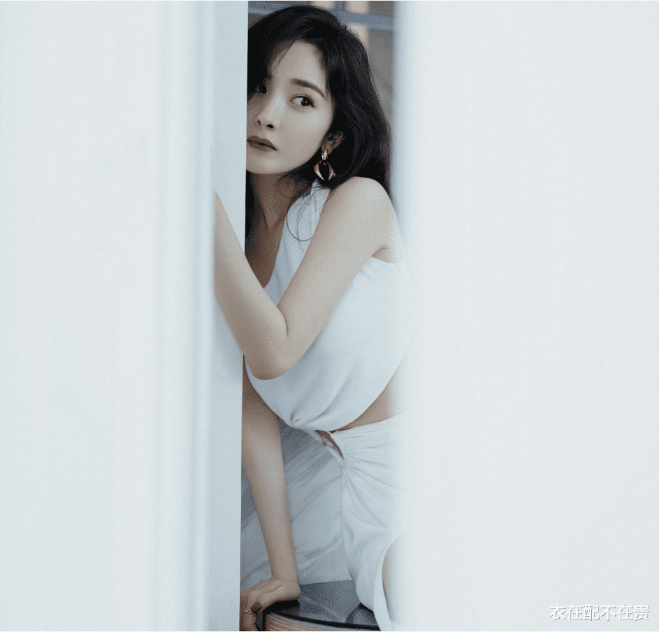 衣在配不在贵|杨幂腿长真占便宜，穿开叉裙比“原版模特”还有味道，慵懒又高冷