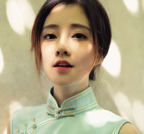 冯提莫|冯提莫身穿短裙出席签售会，粉丝激动不已，现场不要太热闹