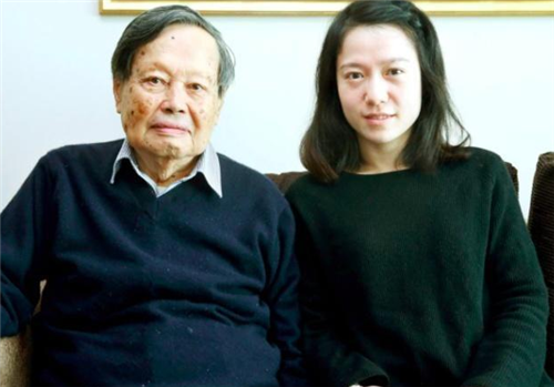 杨振宁|98岁杨振宁精神抖擞，44岁翁帆却老态尽显，网友：差距太大了