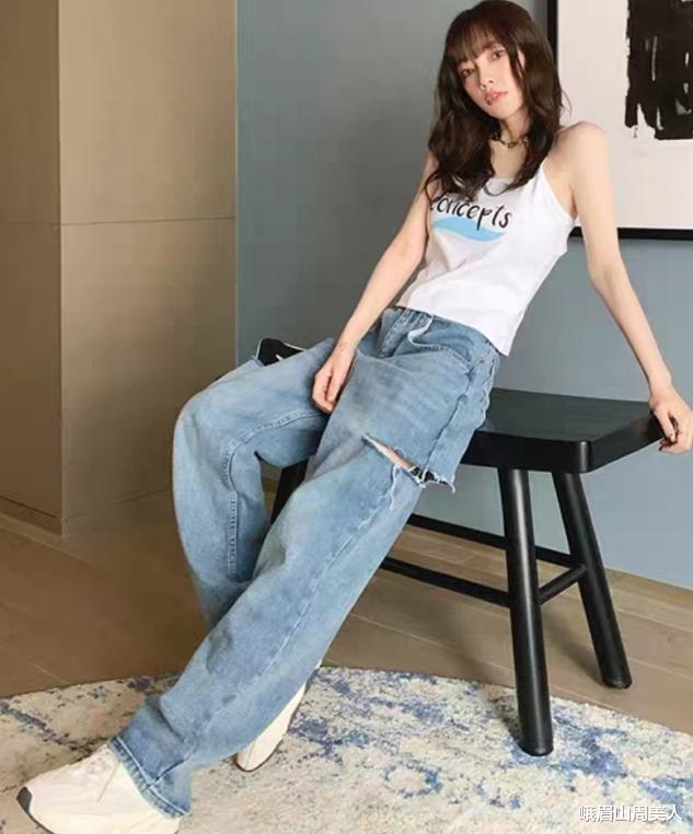 峨眉山周美人|李小璐最新机场照很有女团味，穿吊带故意扒掉外套秀香肩，真性感