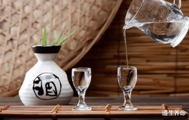 肠胃|每天喝少量白酒，除了对降血糖有帮助以外，还有哪些作用？