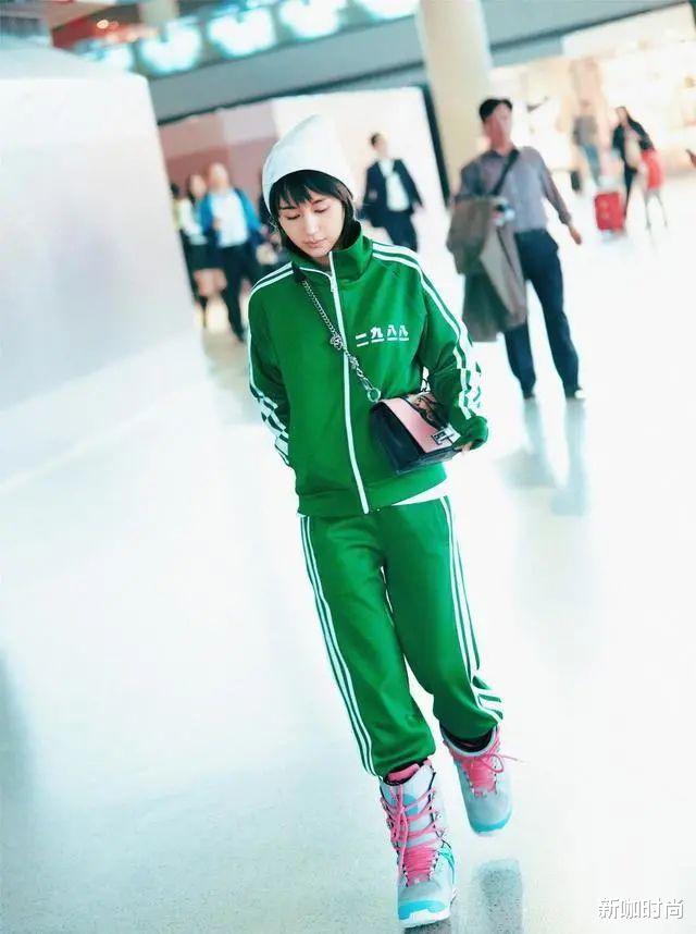 新咖时尚|董卿状态好得没话说，绿色运动服配棒球帽，年近五十却像个大学生